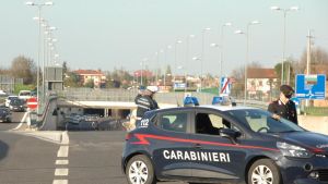 Fuga a piedi in tangenziale. Un’intera famiglia fermata dopo il folle inseguimento