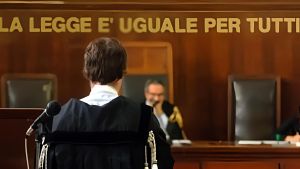 “Demansionato dopo 33 anni”. Dipendente bancario fa causa all’istituto di credito