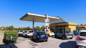 Anche a Pavia e provincia code per il pieno scontato