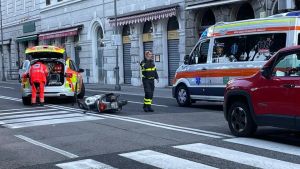 Trieste, scooterista investe un pedone sulle strisce davanti alla stazione: entrambi feriti gravi e ricoverati a Cattinara