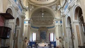 Bibbiano, tenta furto di candelabro in chiesa