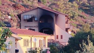 Capraia, incendio in un palazzo: evacuate le abitazioni e soccorsi via mare – C’è un ferito