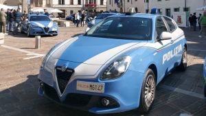 Tolmezzo, la polizia celebra San Michele Arcangelo: festa tra autorità, scuole e cittadini