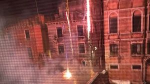 Venezia, fuochi d’artificio nella notte agli Ormesini: residenti esasperati
