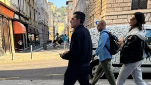 Luis Figo a passeggio per le vie di Trieste