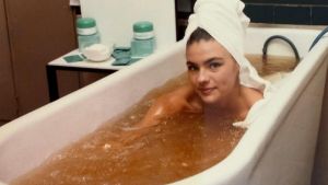 Martina Colombari: “Ecco la piccola me a 16 anni”. Le foto mai viste della ragazza di Riccione che diventò la più bella d’Italia: “Stesso fascino”