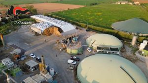 Rifiuti smaltiti nei campi e guadagni illeciti per 800mila euro: sequestrato impianto di biogas a Chiari