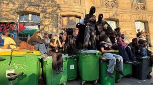 Učenici protestuju u Francuskoj: Blokade, neredi i politička borba