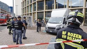 Bambina di 5 anni investita da un furgone: muore davanti agli occhi della mamma