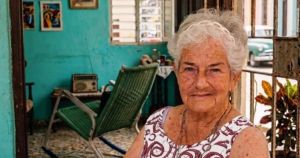 Cuando toda la familia se va: Josefa frente a la silla vacía de su nieto