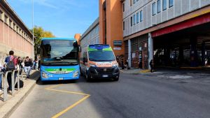 Pavia, le strappa la collana sulle scale dell’autostazione: 65enne cade e finisce in ospedale