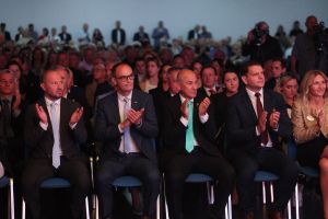 (POGLED) Kolumna Vesne V. Godina: Tako nizko je padla slovenska politika. In kaj zdaj?