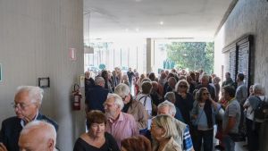 Centinaia in fila a Trieste per l’ultimo saluto al poeta Ugo Pierri