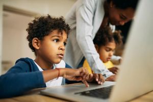 O que diz a primeira resolução sobre IA nas escolas