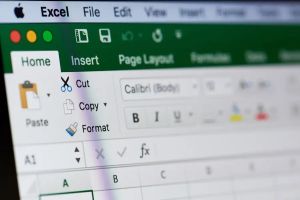 Meta no Excel não basta: como testar o risco do seu plano comercial