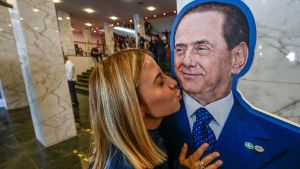 “Oggi canterebbe canzoni napoletane”. I 90 anni di Berlusconi tra feste, goliardia e il pranzo d’addio a Villa Certosa (venduta all’emiro)