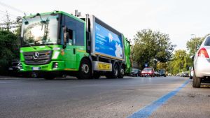Strisce blu davanti alla sede Amsa e pass sosta solo per alcuni: “Così si discrimina tra lavoratori”