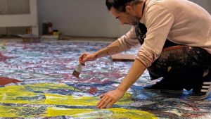 Poesia di strada, arte pubblica e diritti: Ivan Tresoldi sfida il colosso della carta Fabriano. “Io, Davide contro Golia