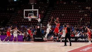 Devon Hall regala all’Armani il derby italiano di Eurolega