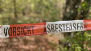 Gefährlicher Fund am Waldfriedhof: Warum die Asbest-Warnbänder so schnell verschwunden sind