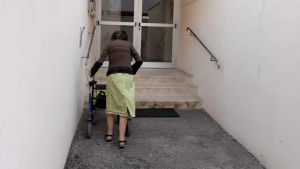 Casa allagata, l’inquilina va via: due abusivi occupano l’alloggio