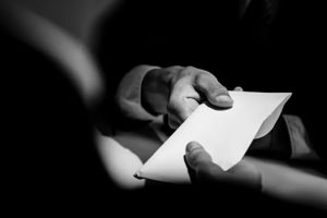 Η διαφθορά δεν αρχίζει στο υπουργικό γραφείο