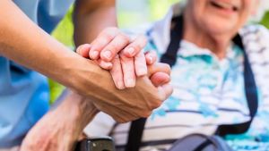 Caregiver, approvata la legge: ecco cosa prevede