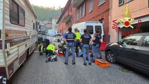 Como, operaio schiacciato da un carrello elevatore. Ferito anche il passante intervenuto in soccorso
