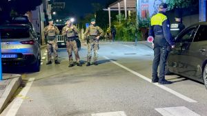 Mestre, controlli antidroga in via Piave: blitz notturno con i cani della polizia locale