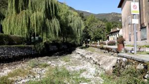 Gorgazzo in secca, le pozze d’acqua isolate e le alghe si decompongono: «Aspirati i ristagni, troppi odori cattivi»