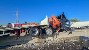 Pauroso incidente sulla A14: camion travolge un'auto e sfonda lo spartitraffico, vettura scaraventata sulla carreggiata opposta