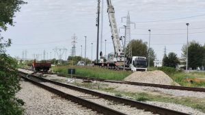 Treno merci esce dai binari nella zona ferroviaria del Lisert