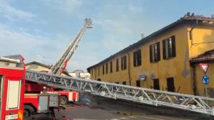 Incendio alla cascina dismessa a Cerro al Lambro: paura per la scuola elementare