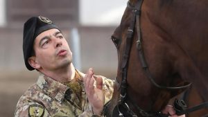 L’ex maniscalco e lo stalking in Accademia: “Alla fine Ho lasciato l’esercito. Ero costretto anche a raccogliere i sassi”