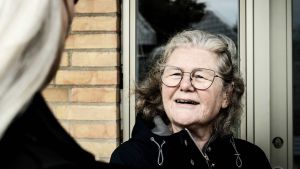 Naboen gav May-Britt en skideballe: Tanken om nye boliger giver hende julelys i ...