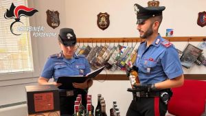 Aviano, furti di alcolici nei supermercati: i carabinieri recuperano bottiglie e arnesi da scasso