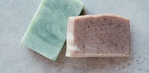 Shampoing solide : pourquoi est‑il si difficile de changer une formule et nos habitudes ?