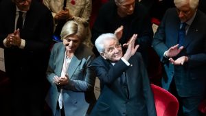 Sergio Mattarella alla Scala per i 120 anni della Cgil. Il lungo applauso, poi il ricordo di Buozzi e Di Vittorio