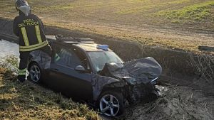 Incidente tra due auto sul ponte Cucchini a Grado, una finisce nel canale: due feriti