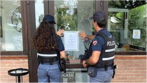 Dj set, festa e alcolici, la pizzeria si trasforma in una discoteca con 400 persone: licenza sospesa per 15 giorni