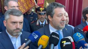 Cittadinanza negata alla donna che non capiva l’italiano, Salvini incontra il sindaco: «Tutti facciano come lui»