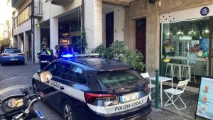 Treviso, rissa in centro in Largo Totila: bidone lanciato in faccia e spintoni