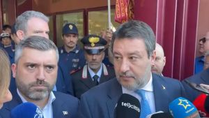 Cittadinanza negata perché non parla italiano, Salvini difende il sindaco: 