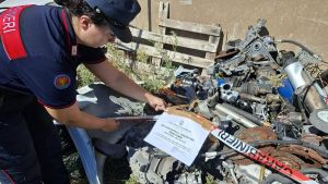 Officina abusiva e rifiuti pericolosi nel Ravennate: scatta il sequestro