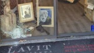 Varese, sfondata la vetrina alla Galleria d’arte Lavit: vandalismo o tentato furto?