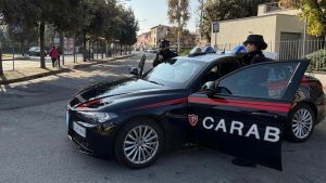 Sbaglia il taglio di capelli e scatta la rissa dal barbiere: otto giovani si colpiscono a mani nude