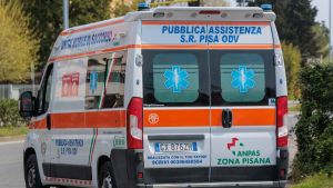 Nonno e nipotina investiti mentre attraversano la strada. Sono gravi