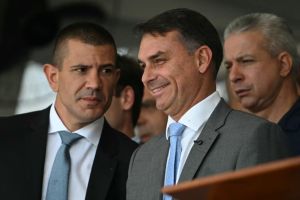 Caso Ana Clara: Mãe conta como Flávio Bolsonaro defendeu policial que matou sua filha de 5 anos