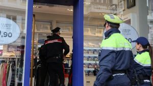 Commessa ferita nel tentativo di furto a Trieste: la rapinatrice patteggia