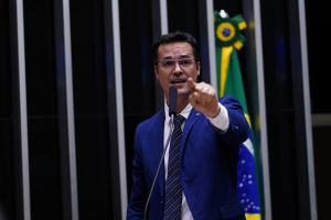 Deltan diz ser vítima de perseguição e acusa PT de tentar “vencer no tapetão”